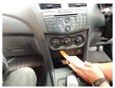 POLARIS GPS BT50 Luxx Wireless Carplay - Removing your panel