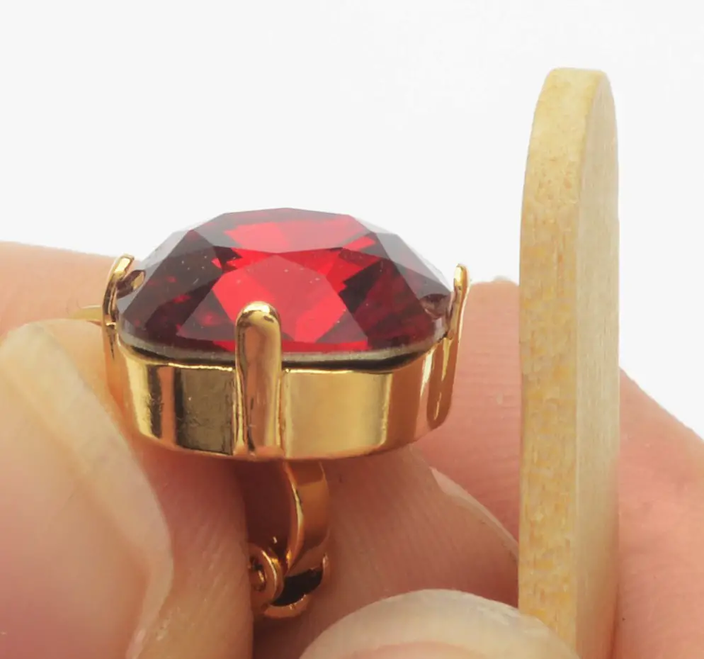 beadaholique Hamptons Necklace featuring - How to Properly Bend a Prong Setting 1