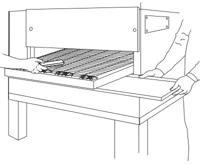 Middleby Marshall PS540-Series Ovens PS540E - Figure 4-2. Conveyor Belt and Crumb Pan Cleaning