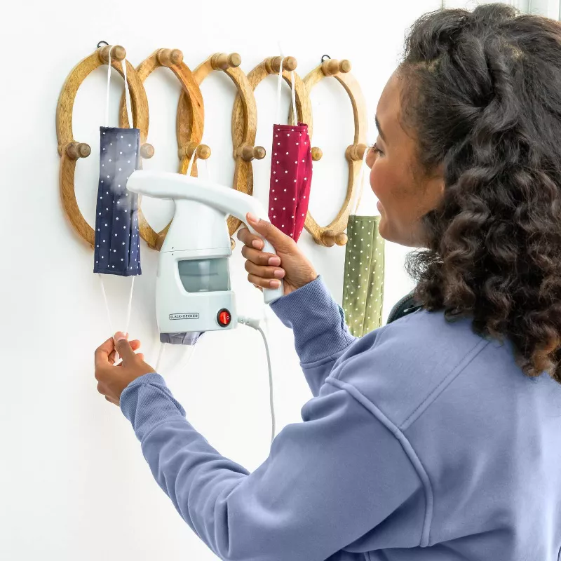 Black Decker Hgs350 Series Advanced Handheld Steamer User Manual Black Decker Hgs350 Series Advanced Handheld Steamer User Manual