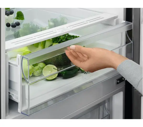 Zanussi Ztan14fw0 Fridge Freezer User Manual