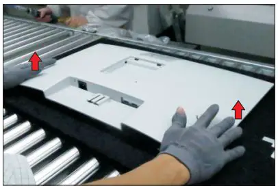 DELL S2721HN 27 inch Monitor User Guide - Use one hand to press the rear cover