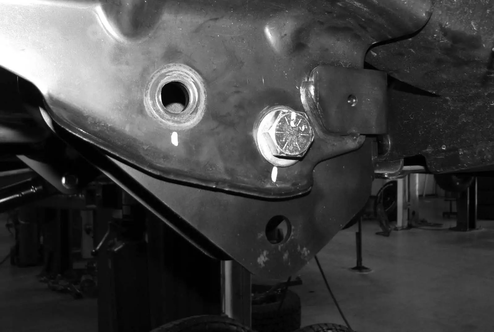 FABTECH-FT22261i-Ford-Skeeter-Fire-Truck-6-Inch-4-Link-System-fig13