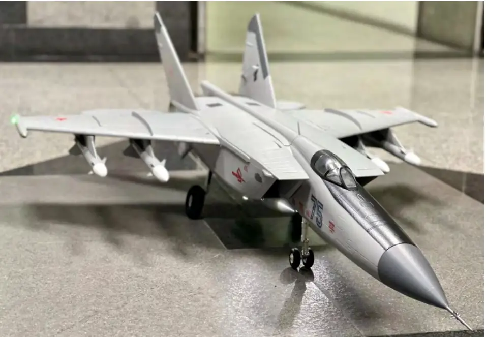 BANANA-HOBBY-MiG-25-Foxbat Twin-64mm-EDF-Jet-31