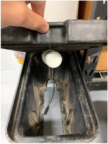 taggle 922MHz DSSS Transmitter - shows LORIKEET with Antenna positioned closest to lid opening point
