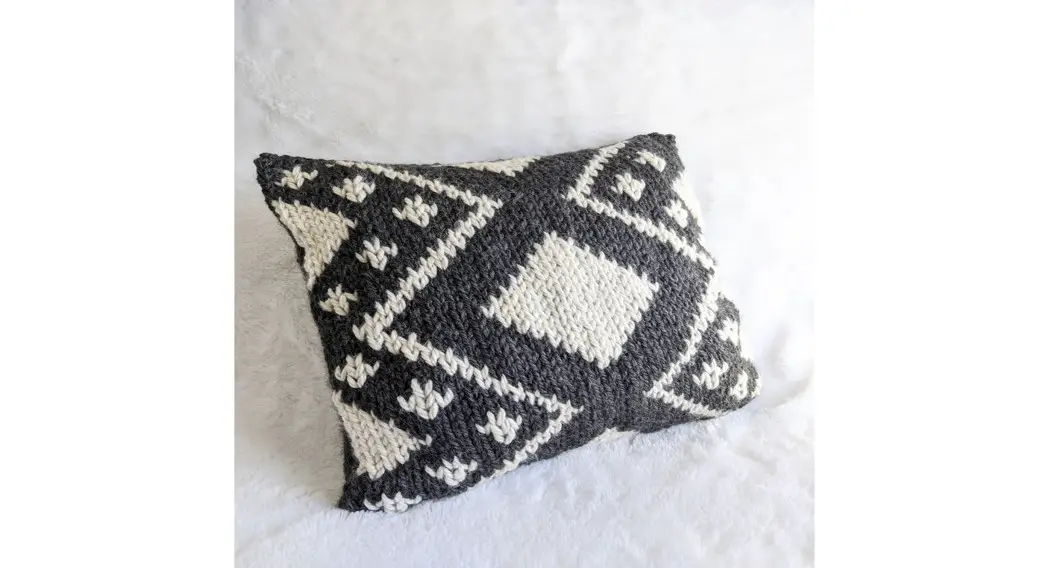 Lion Brand M21057 Rntq Sella Pillow Instruction Manual Lion Brand M21057 Rntq Sella Pillow Instruction Manual