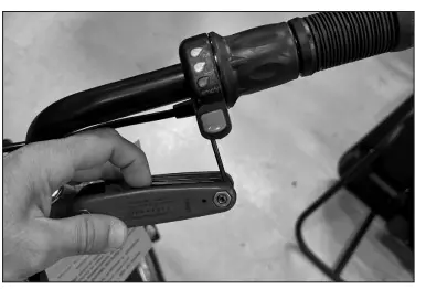 Razor-W15128785043-6-Wire-Twist-Grip-FIG-4