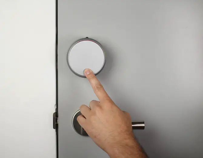 August Smart Lock Pro --Remove the faceplate