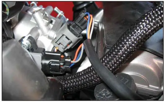 DYNOJET PC6-20009 Power Commander 6 Installation Guide - Plug the 3-pin connectors from the PC6 in-line