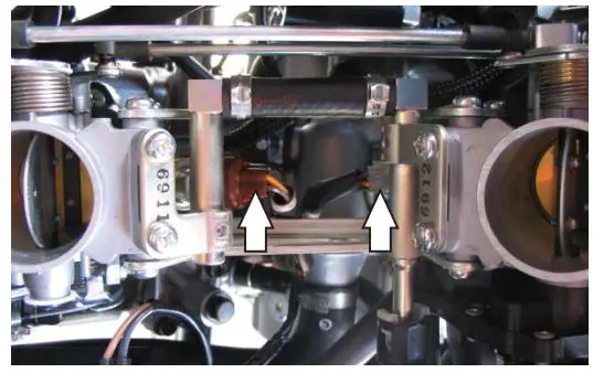 DYNOJET PC6-20009 Power Commander 6 Installation Guide - Remove the main seat and the passenger seat