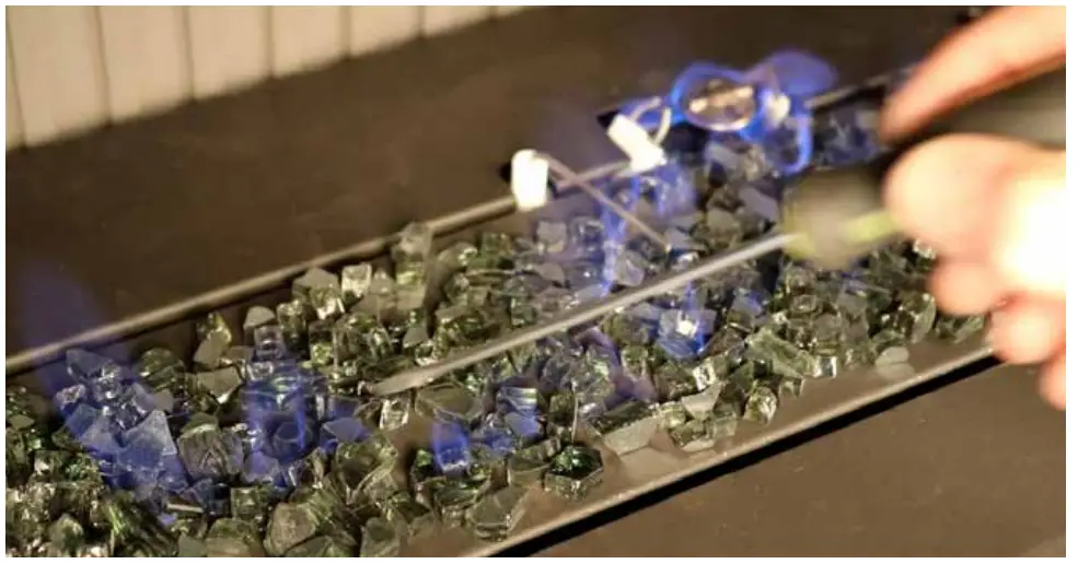 Rinnai Linear 1500 Single Sided Incl Media - fire burning on high