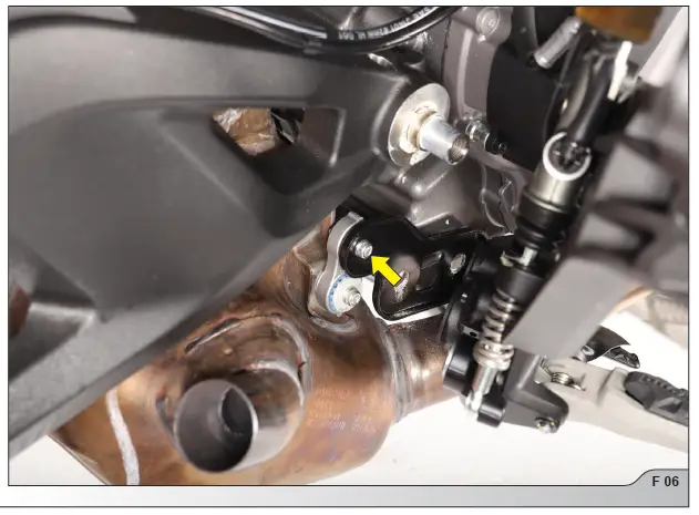 AKRAPOVIC-Ducati-Monster-950-Optional Link-Pipe-Collector-fig-9