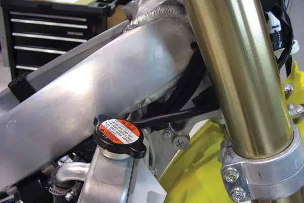 DYNOJET-PC6-20001-Power-Commander-6-Installation-04