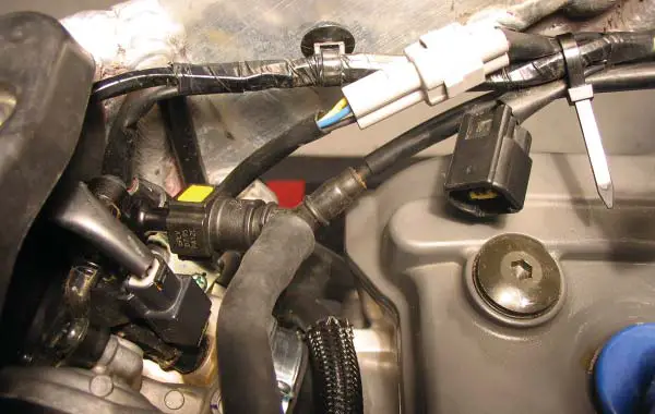 DYNOJET-PC6-20001-Power-Commander-6-Installation-05