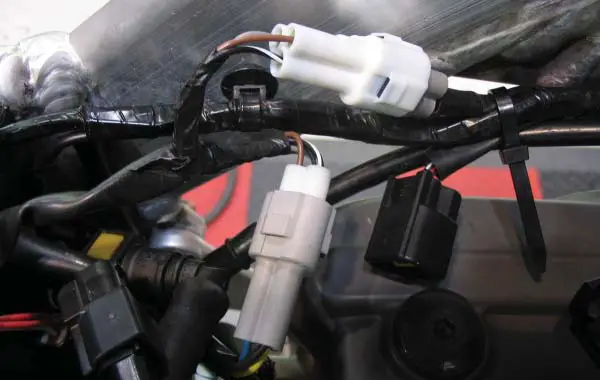 DYNOJET-PC6-20001-Power-Commander-6-Installation-07