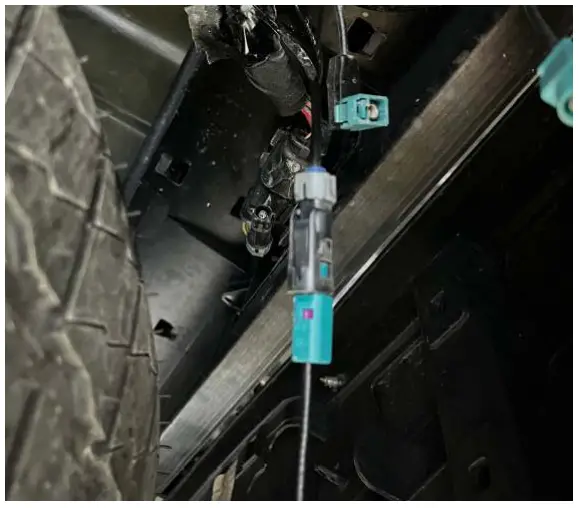 BRANDMOTION-9002-7468-GMC-Sierra-Chevrolet-Silverado-Factory-Tailgate-Harness-Fig-04