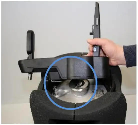 Attaching the dispensing head