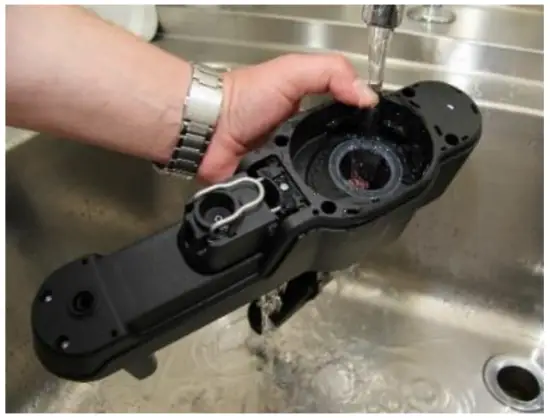 Cleaning the dispensing head