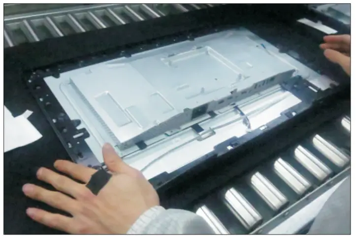 DELL U2722DE 27 Inch 16 9 IPS Monitor - middle bezel