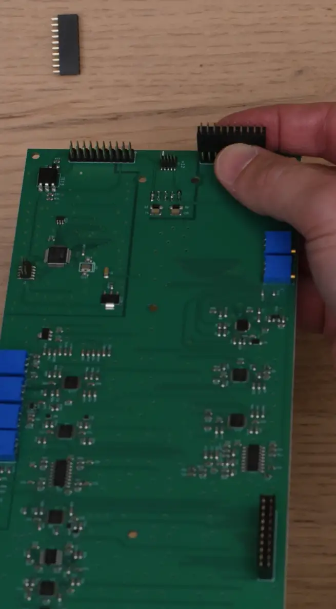 Connection of the top and bottom boards 02