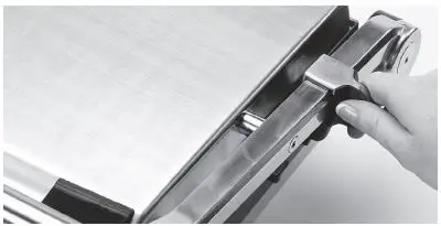 Sage BGR800 the BBQ Grill User Guide - Move the adjustable grill control clip on the right hand side of the grill to the desired heigh