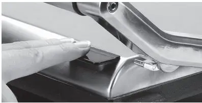 Sage BGR800 the BBQ Grill User Guide - Slowly lower the top plate