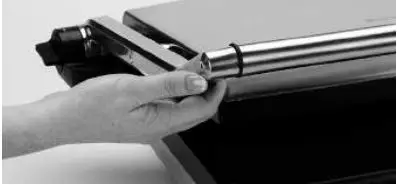 Sage BGR800 the BBQ Grill User Guide - The grill must be closed to release the lock