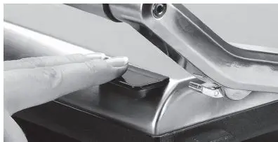 Sage BGR800 the BBQ Grill User Guide - Use the handle to close the top plate