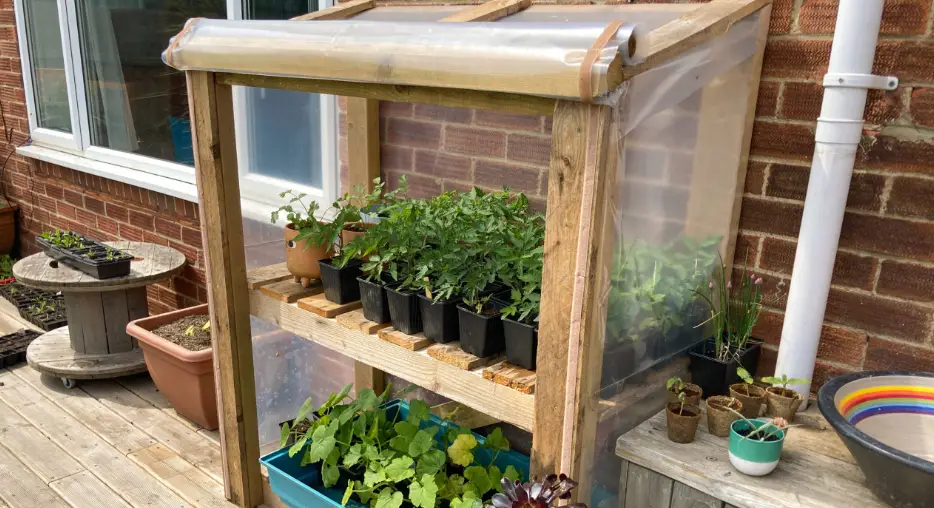 Grouw 98046 Mini Greenhouse For Pallet Frame Instruction Manual