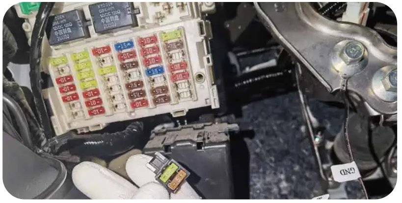 VANTRUE 3 Lead ACC Dash Cam Hardwire Kit - fuse box 1