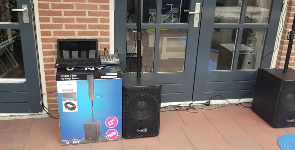 Vonyx Vx1200 2-way Full Range System Instruction Manual Vonyx Vx1200 2-way Full Range System Instruction Manual