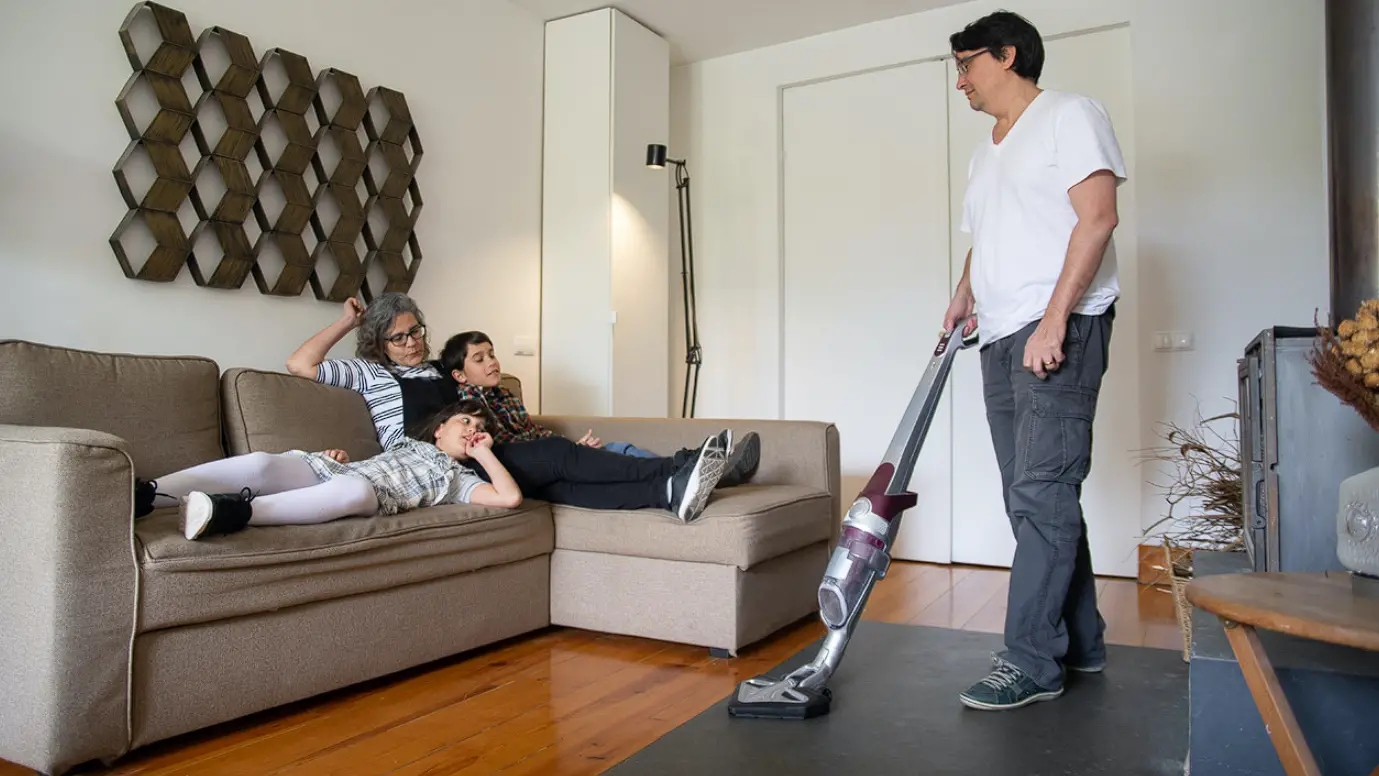 Eureka Neu250 Series Neu250c Maxswivel Upright Vacuum Cleaner Owner's Manual Eureka Neu250 Series Neu250c Maxswivel Upright Vacuum Cleaner Owner's Manual