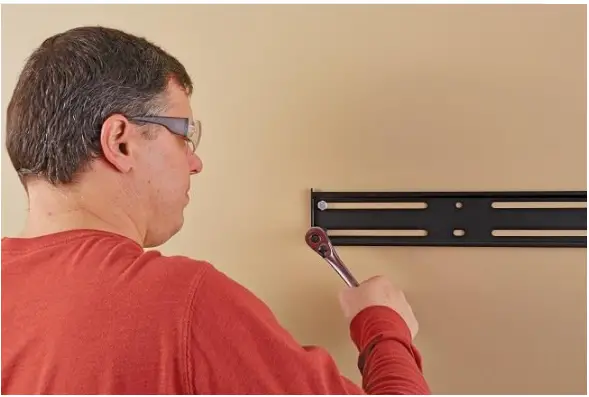 BLACK-DECKER-Wall-Mount-a-TV-4