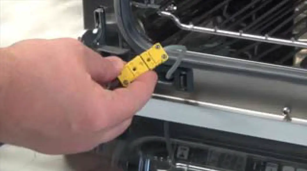 REPLACEMENT OF DOOR LAMP 03