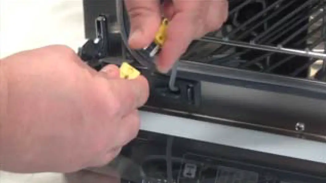 REPLACEMENT OF DOOR LAMP 04