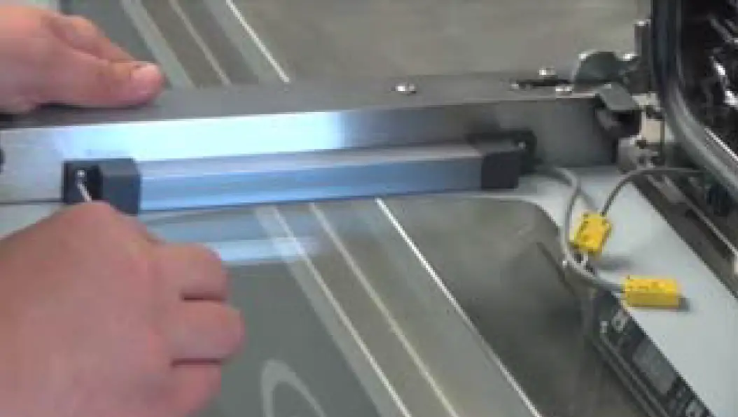 REPLACEMENT OF DOOR LAMP 05