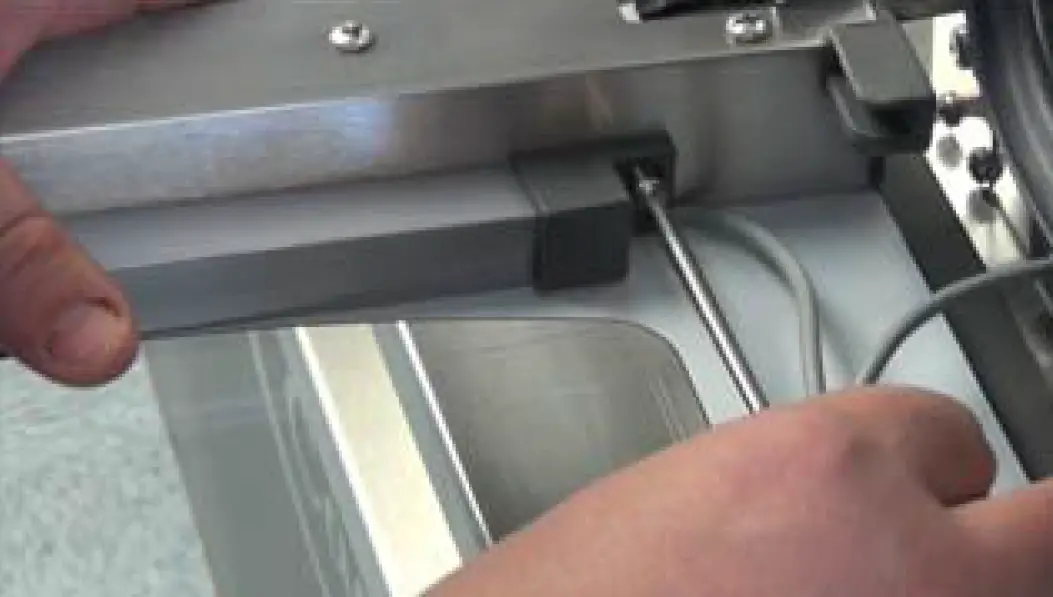 REPLACEMENT OF DOOR LAMP 06