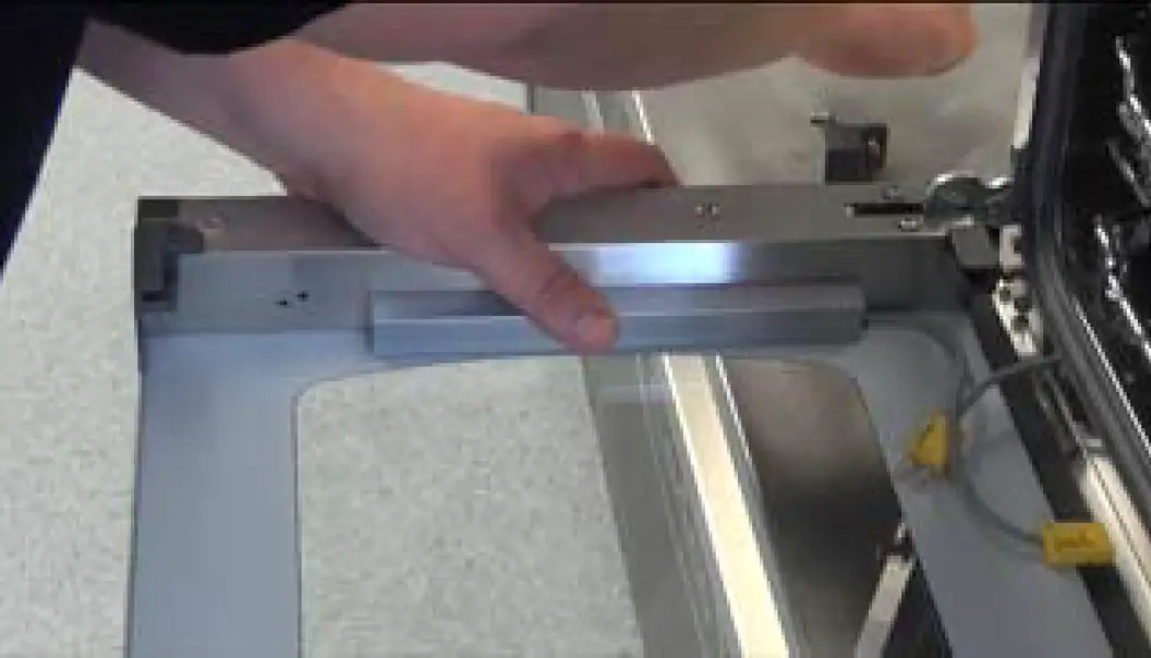 REPLACEMENT OF DOOR LAMP 07