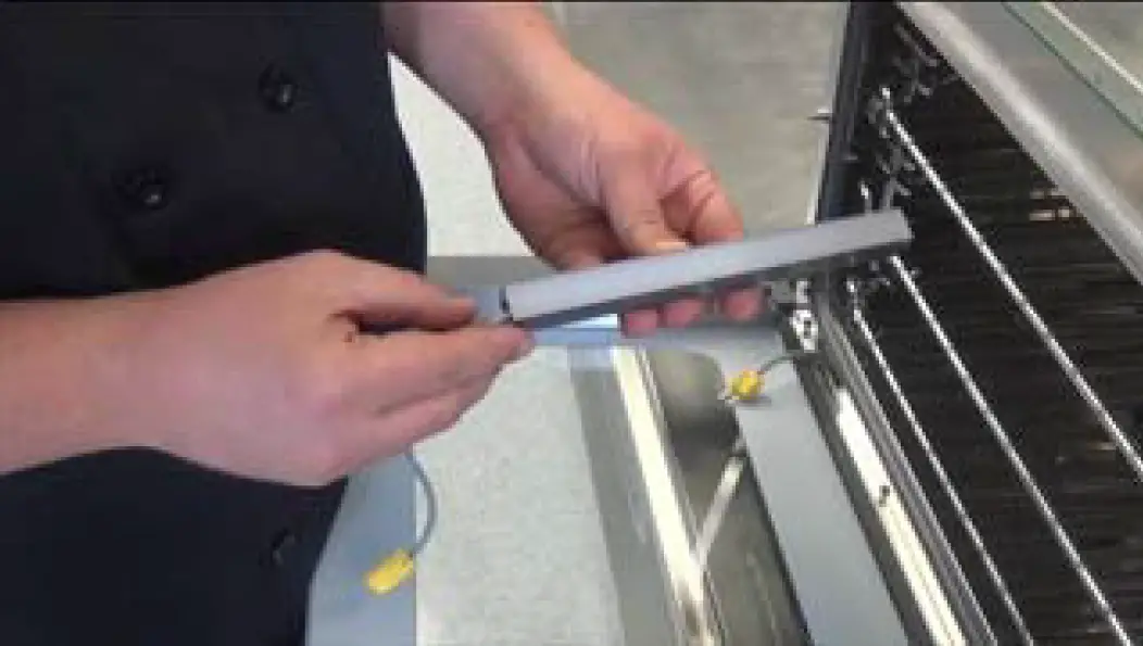 REPLACEMENT OF DOOR LAMP 08