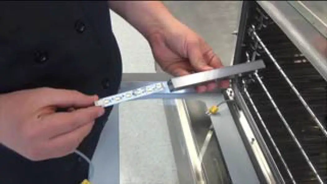 REPLACEMENT OF DOOR LAMP 09