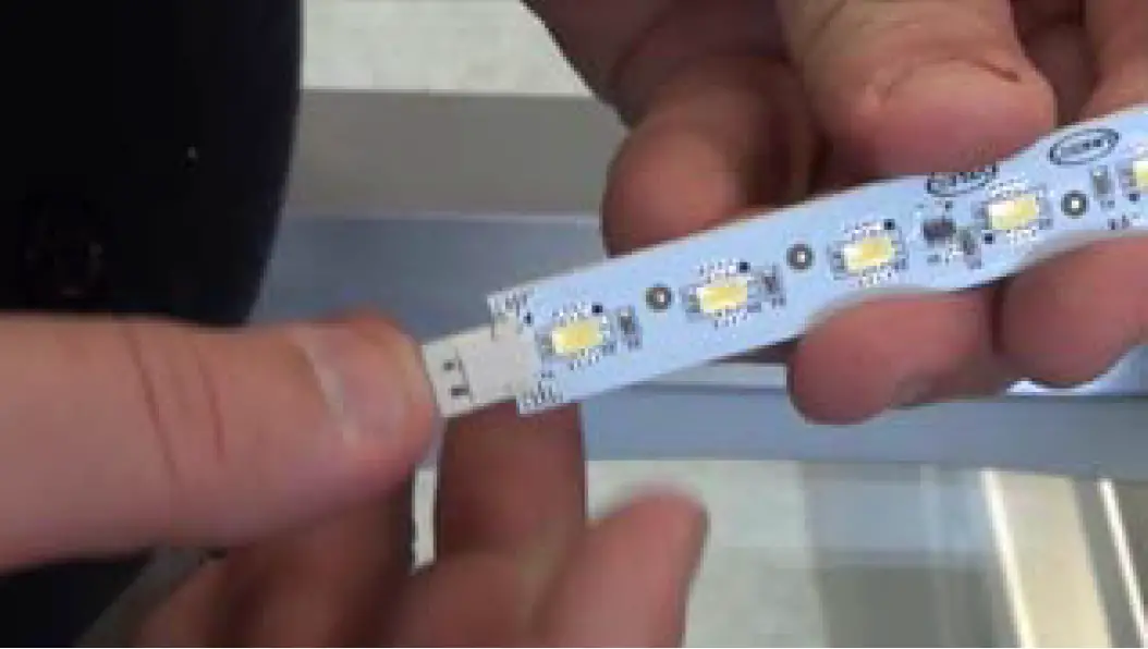 REPLACEMENT OF DOOR LAMP 10