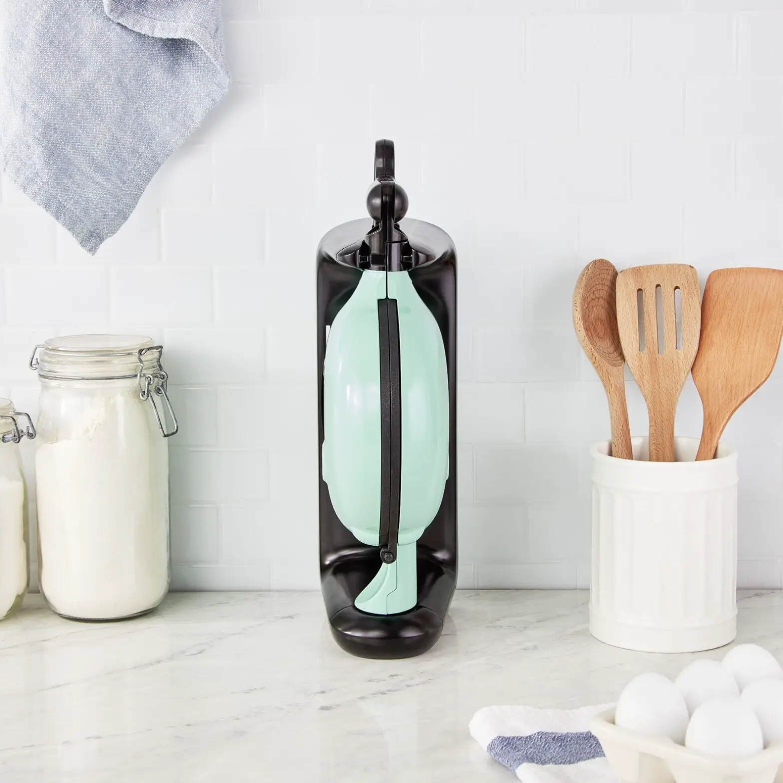 DASH DBWM600 Flip Belgian Waffle Maker - cleaning & maintenance 2