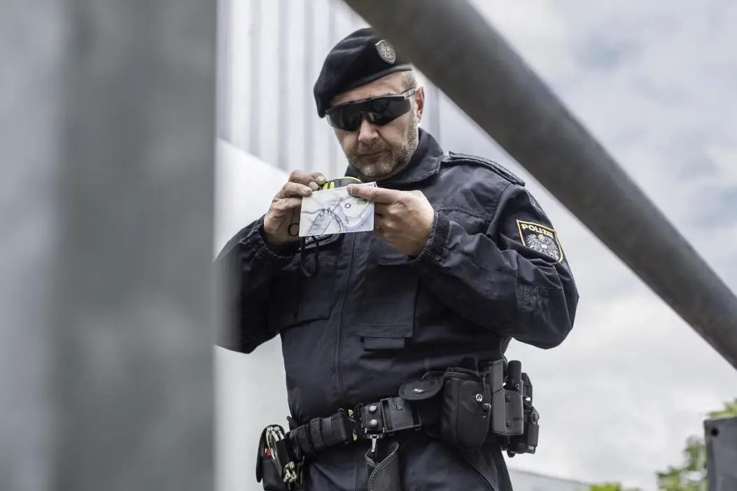 Doculus-Lumus-AS-IR-UVC-LI-Mobile-Document-Checking-Device-01