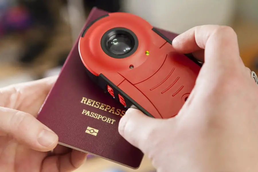 Doculus-Lumus-AS-IR-UVC-LI-Mobile-Document-Checking-Device-32