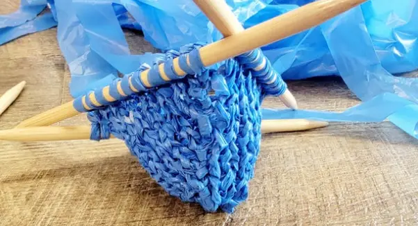 instructables-Knit-Plastic-Bag-Ball-FIG-9