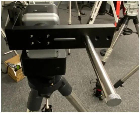 iOptron AZ Mount Pro Binocular Adapter Instruction Manual - Thread in CW shaft in to one of three holes on the long bino adapter bar