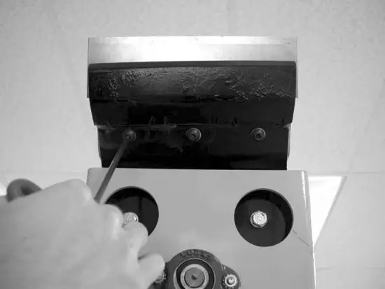 FIG 10 Changing or Rotating the Blade.jpg