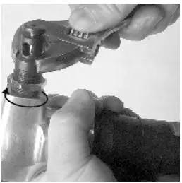 MEEC TOOLS 017081 Nibbler Instruction Manual - Replace the pad and tighten it firmly with the spanner