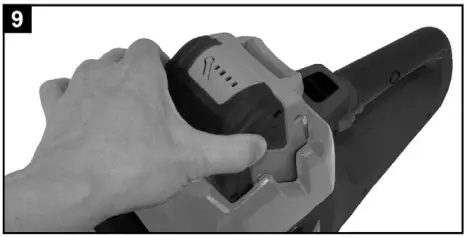 INSERTING/REPLACING THE BATTERY