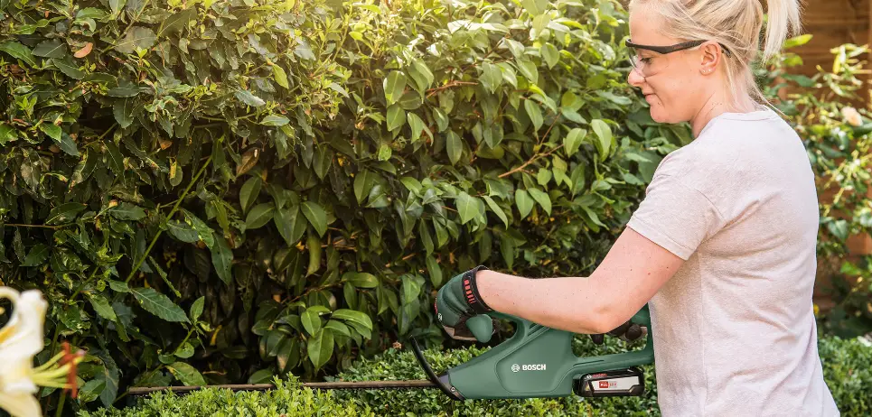 Bosch Easyhedgecut 18-45 Cordless Hedge Cutter Instruction Manual